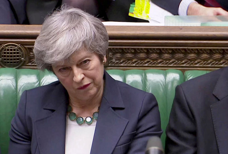 © Reuters. Foto de archivo. La Primera ministra británica Theresa May escucha antes de una votación sobre el Brexit en el Parlamento británico en Londres.