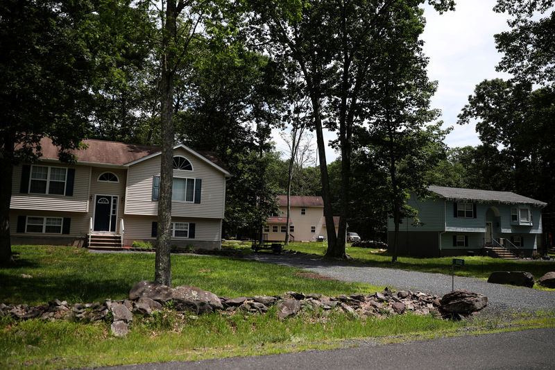 © Reuters. Homes are seen in the Penn Estates development where most of the homeowners are underwater on their mortgages in East Stroudsburg