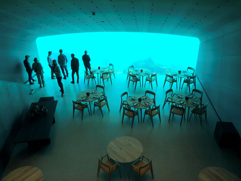 © Reuters. El interior del restaurante subacuático Under en Baaly