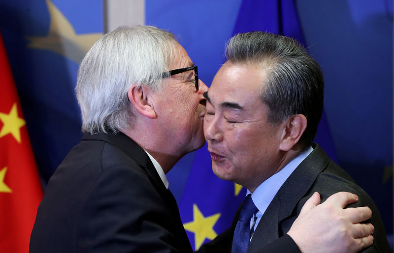 © Reuters. FILE PHOTO: Chinese Foreign Minister Wang Yi is welcomed by European Commission President Jean-Claude Juncker ahead of a meeting in Brussels