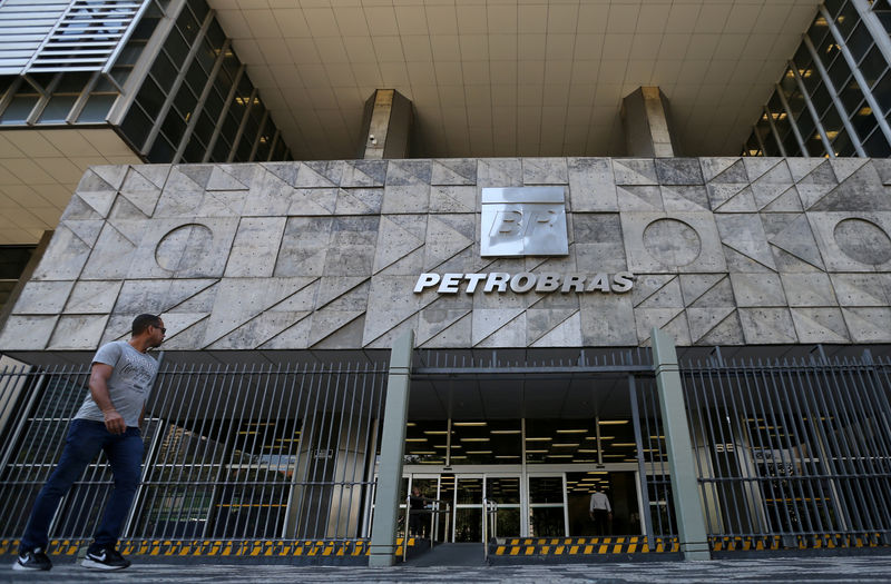 © Reuters. FILE PHOTO: A man walks in front of the Brazil's state-run Petrobras oil company headquarters in Rio de Janeiro