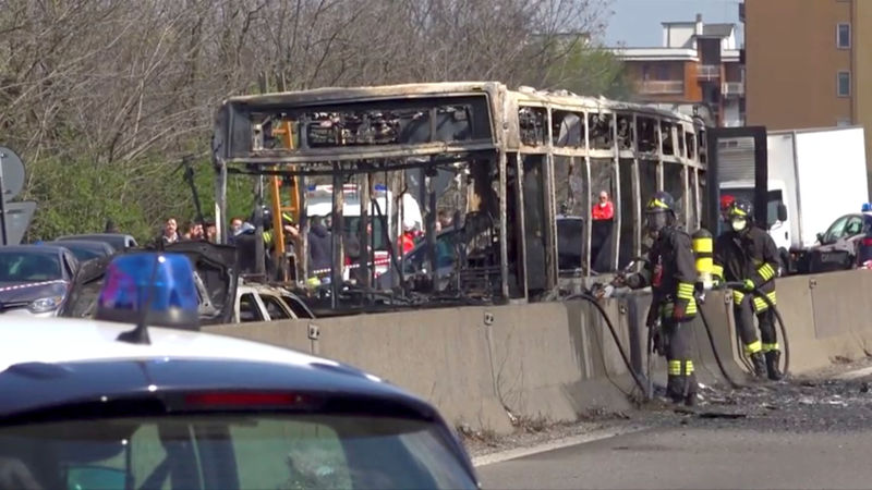 © Reuters. سائق يضرم النار في حافلة تقل أطفالا في إيطاليا