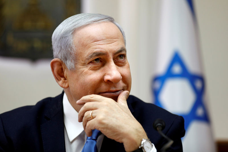 © Reuters. FILE PHOTO: Israeli Prime Minister Benjamin Netanyahu attends the weekly cabinet meeting in Jerusalem