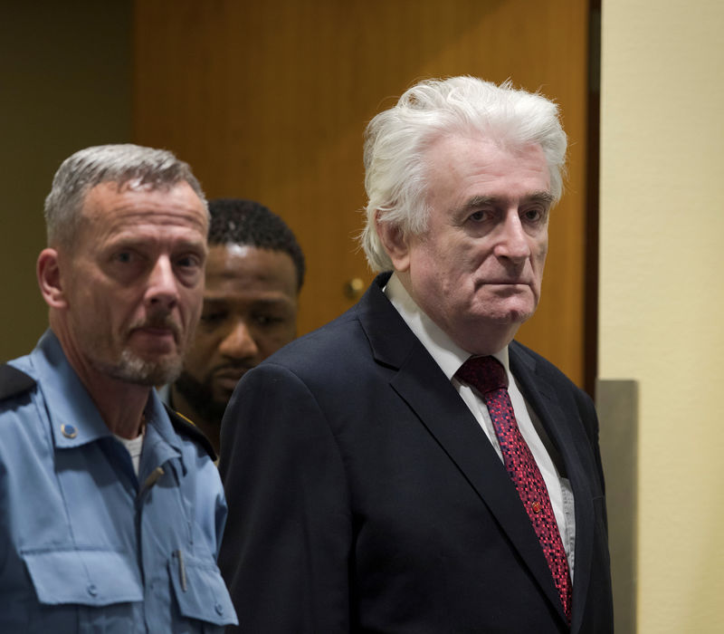 © Reuters. Ex líder serbio-bosnio Radovan Karadzic aparece ante la sala de apelaciones del Mecanismo Residual Internacional de los Tribunales Penales.