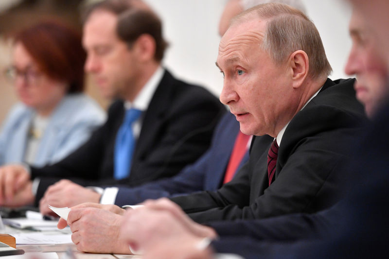 © Reuters. Russian President Putin attends a meeting with businessmen in Moscow