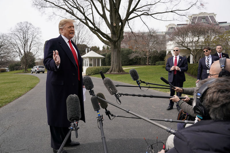© Reuters. Donald Trump, presidente dos EUA, fala a jornalistas na Casa Branca, em Washington