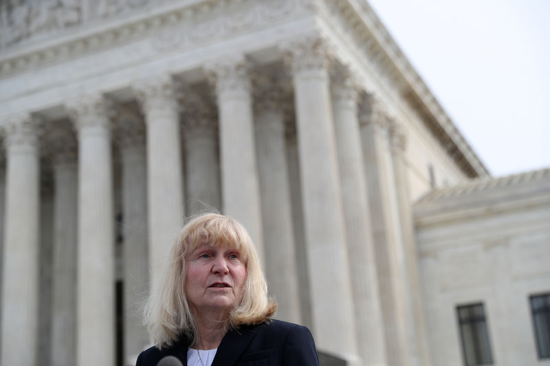 © Reuters. Sheri Lynn Johnson, lawyer of Curtis Flowers, speaks outside of the U.S. Supreme Court in Washington, U.S.