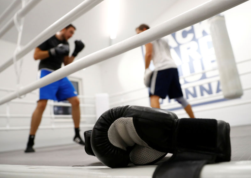 © Reuters. FILE PHOTO: Boxing gloves are seen in the BackYard boxing club in Vienna