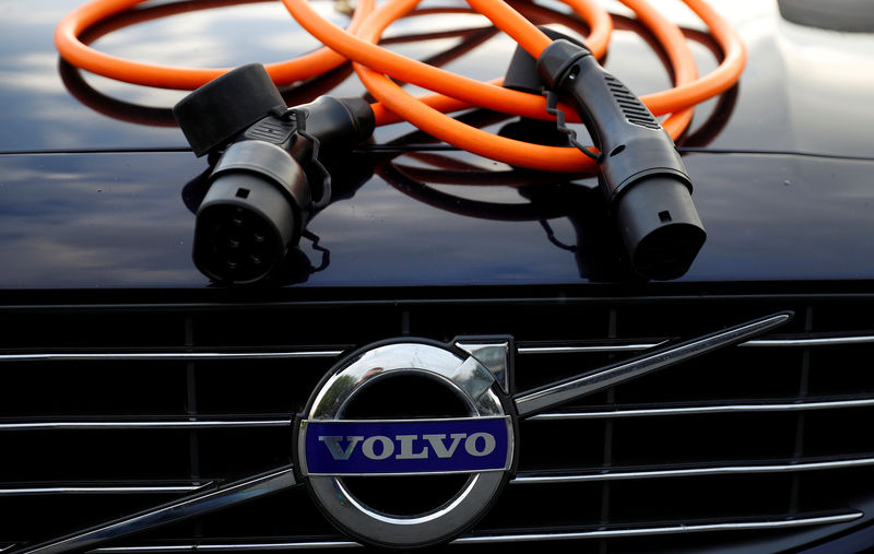 © Reuters. FILE PHOTO: An electric vehicle charging cable is seen on the bonnet of a Volvo hybrid car in this picture illustration