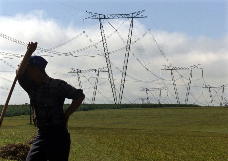© Reuters. Trabalhador em frente a linhas de energia em Foz do Iguaçu (PR)