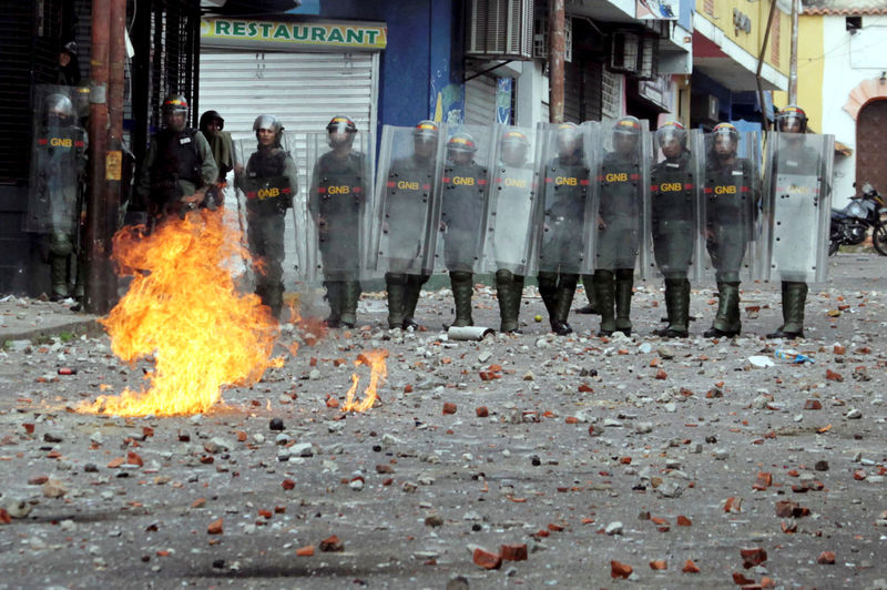 © Reuters. Forças de segurança da Venezuela durante confronto com manifestantes de oposição ao governo Maduro em Caracas