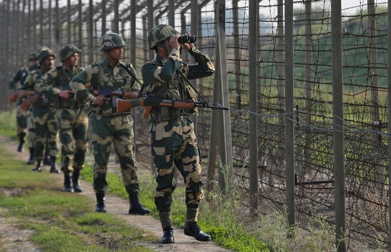 © Reuters. مسؤولون: أمريكا قلقة من التوتر بين الهند وباكستان