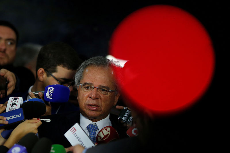 © Reuters. Brazil's Economy Minister Paulo Guedes speaks with journalists after meeting with Brazil's President Jair Bolsonaro at the National Congress, in Brasilia