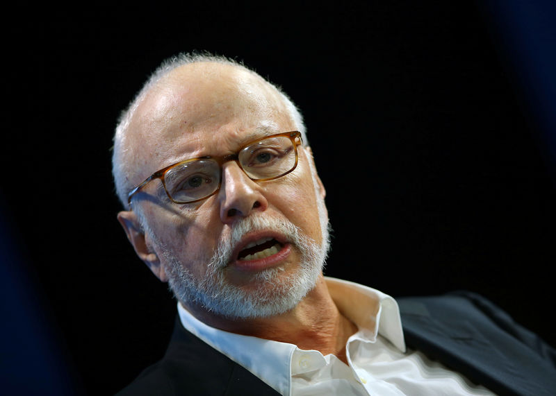 © Reuters. FILE PHOTO:  Paul Singer, founder and president of Elliott Management Corporation, speaks at WSJD Live conference in Laguna Beach