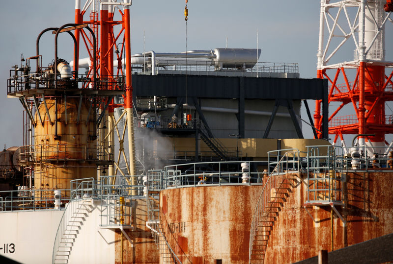 © Reuters. Men work at a oil refinery in Sodegaura, Japan