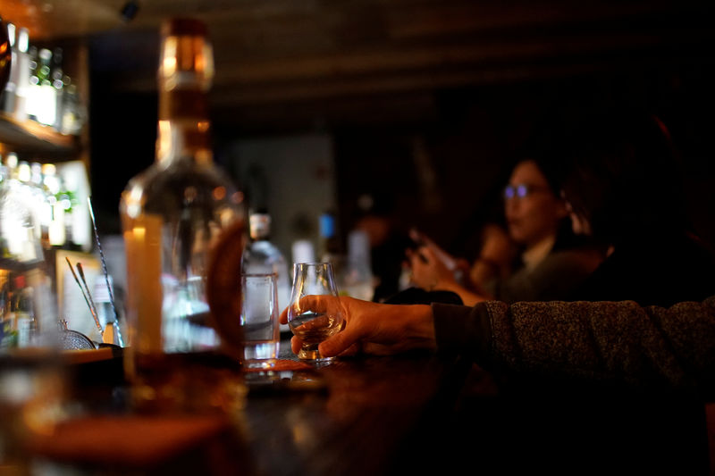 © Reuters. A man drinks American whiskey at a bar in Shanghai