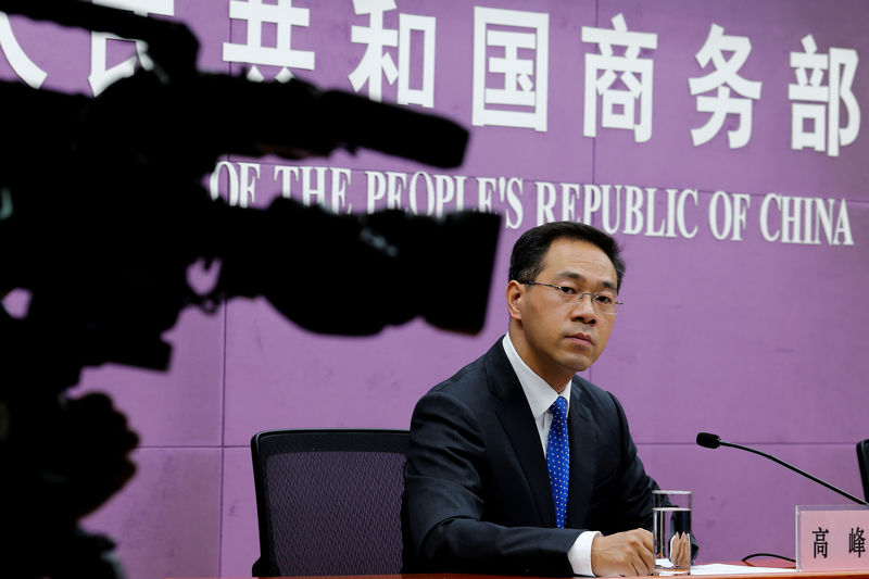 © Reuters. FILE PHOTO: China's Ministry of Commerce spokesperson Gao Feng attends a news conference at the commerce ministry in Beijing