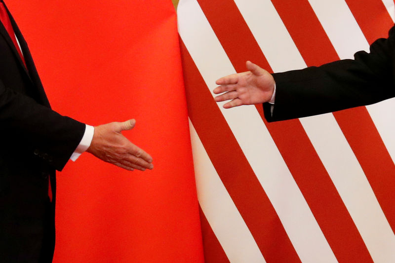 © Reuters. Imagen de archivo. El presidente de Estados Unidos, Donald Trump, y el de China, Xi Jingping, estrechan sus manos en el Gran Salón del Pueblo de Pekín.