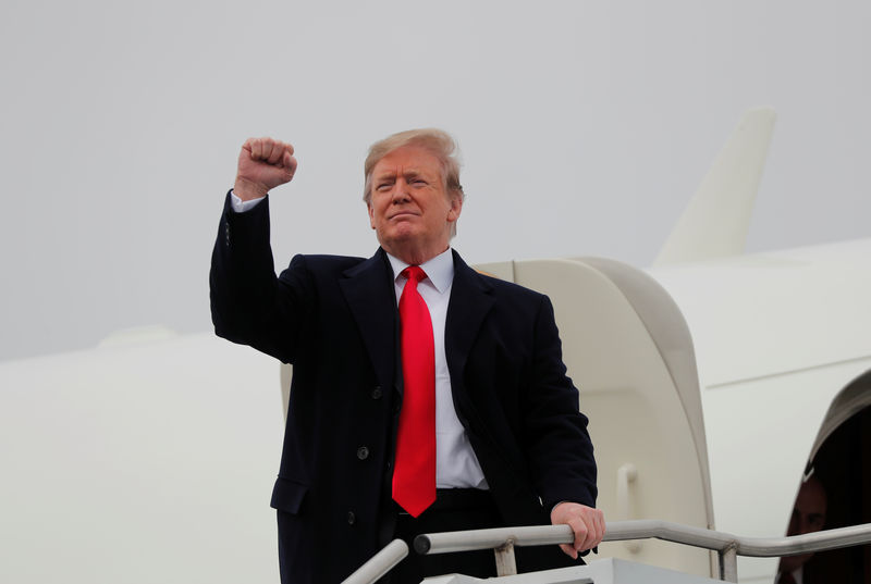 © Reuters. Президент США Дональд Трамп выходит из самолета после прилета в город Лайма, штат Огайо