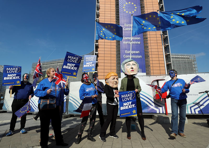 © Reuters. Manifestantes anti-Brexit protestam em frente à sede da Comissão Europeia, em Bruxelas