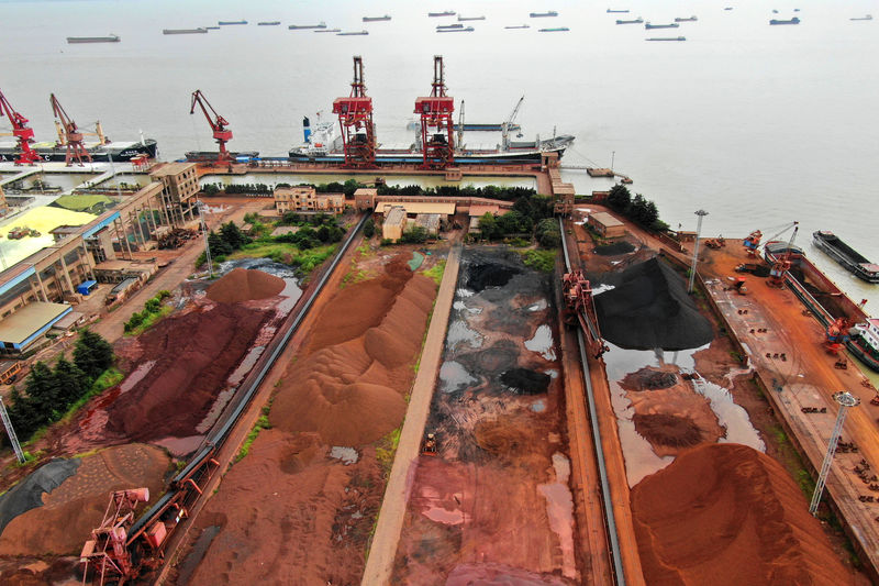 © Reuters. Pilhas de minério de ferro no porto de Nantong, em Jiangsu, China