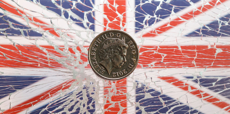 © Reuters. Moeda de libra sobre bandeira do Reino Unido em vidro quebrado