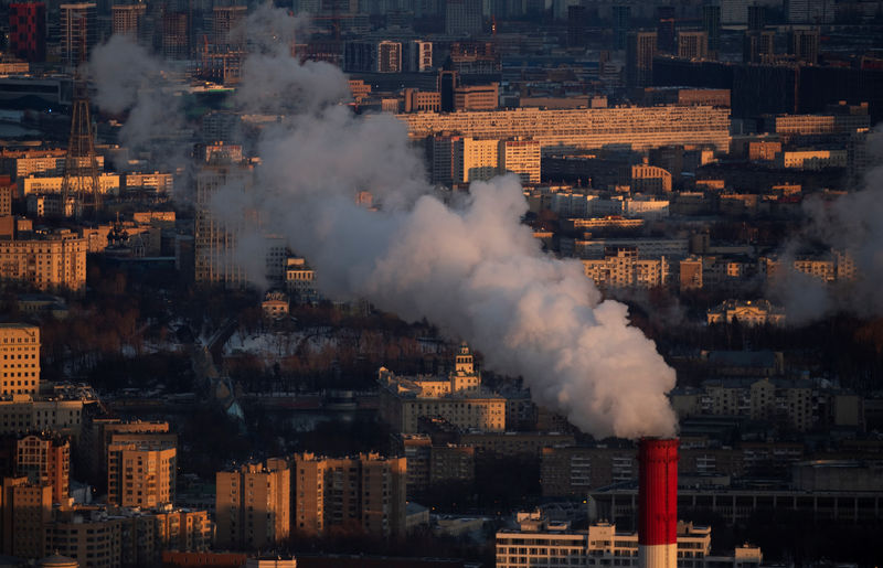 © Reuters. Дым над трубой теплоэлектростанции в Москве