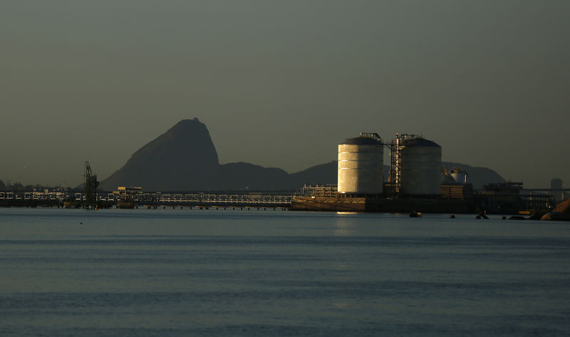 © Reuters. Tanques de armazenamento de gás natural são retratados na Baía de Guanabara, com o Pão de Açúcar ao fundo, no Estado do Rio de Janeiro