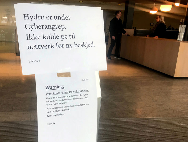 © Reuters. A sign warning employees not to connect devices to the network in the wake of a cyber attack is seen at the headquarters of aluminum producer Norsk Hydro in Oslo