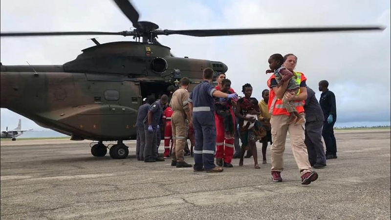 © Reuters. Equipes de busca resgatam moradores de Beira após danos de ciclone em Moçambique