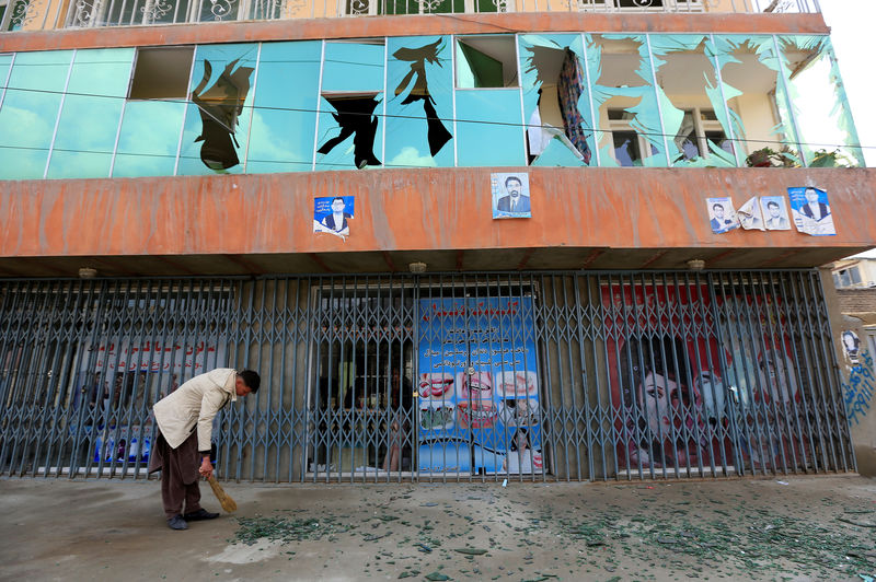 © Reuters. Janelas destruídas de prédio atingido por explosões em Cabul