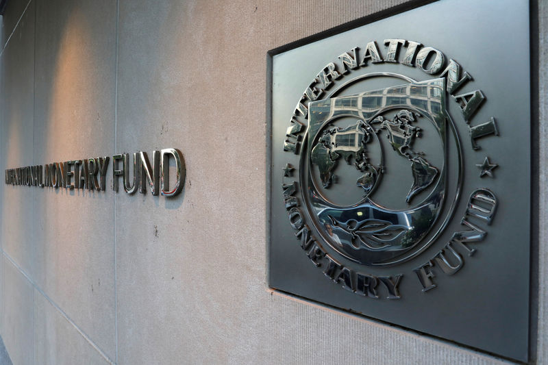 © Reuters. IMF logo is seen outside the headquarters building in Washington