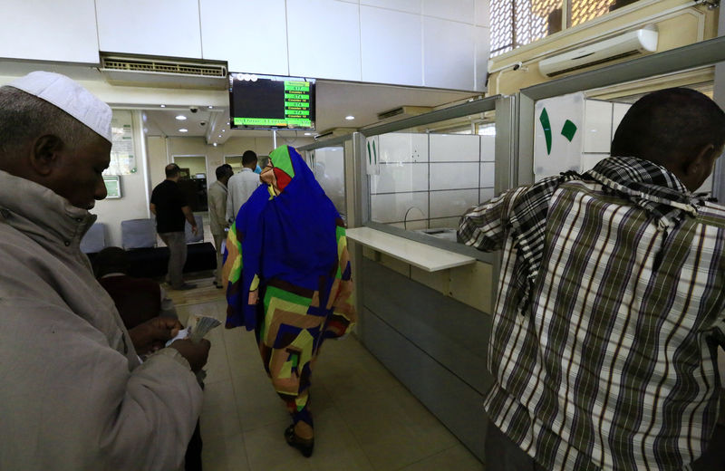 © Reuters. الرئيس السوداني يحظر "تخزين العملة الوطنية والمضاربة فيها"