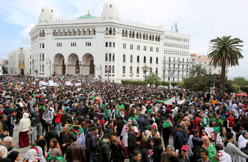 © Reuters. الاحتجاجات ضد بوتفليقة تهز عالم الأعمال في الجزائر