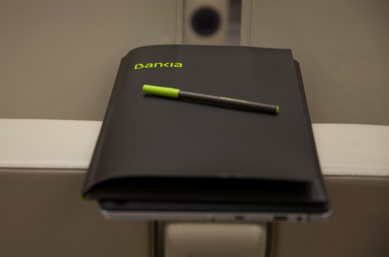 © Reuters. Imagen del logo de Bankia en una carpeta tomada en una rueda de prensa para informar de sus resultados anuales