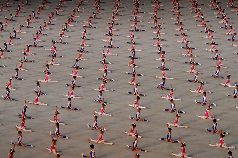 © Reuters. Participantes performam nos Jogos de Massa em Pyongyang, na Coreia do Norte