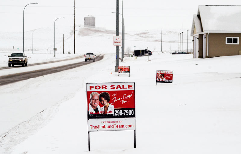 © Reuters. A sign advertises homes for sale in a new housing development in Dickinson