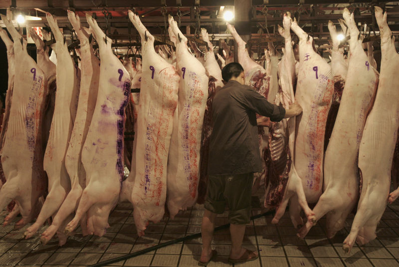 © Reuters. Um trabalhador verifica a qualidade de carcaças de suínos em uma unidade de processamento de carne suína no município de Chongqing, sudoeste da China