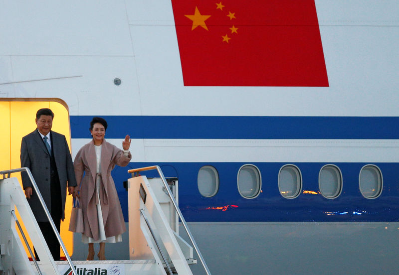 © Reuters. Chinese President Xi Jinping and his wife Peng Liyuan arrive at Fiumicino airport ahead of a visit to Rome and the Sicilian capital Palermo, in Rome
