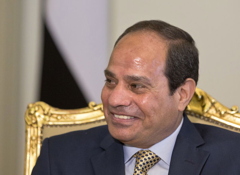 © Reuters. السيسي يوجه الحكومة المصرية لاتخاذ اجراءات لتحسين الأجور والمعاشات