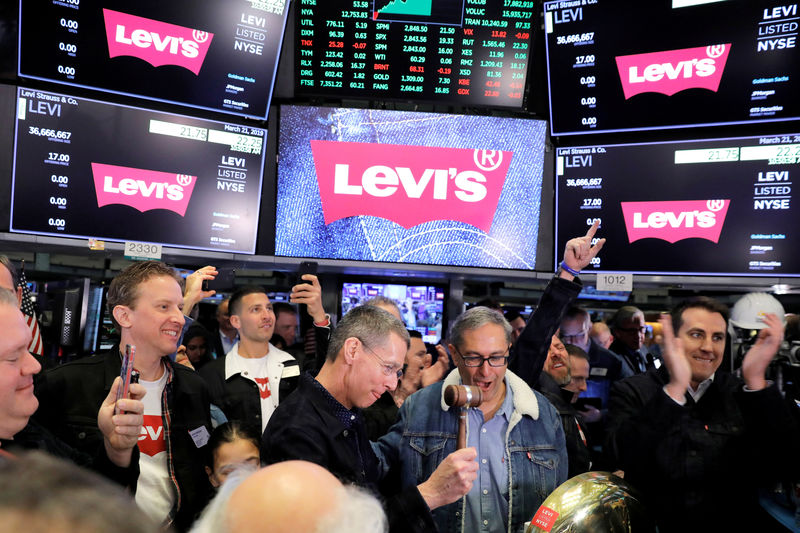 © Reuters. FILE PHOTO: Levi Strauss & Co. CEO Chip Bergh and CFO Harmit Singh ring bell during IPO on floor of New York Stock Exchange (NYSE) in New York