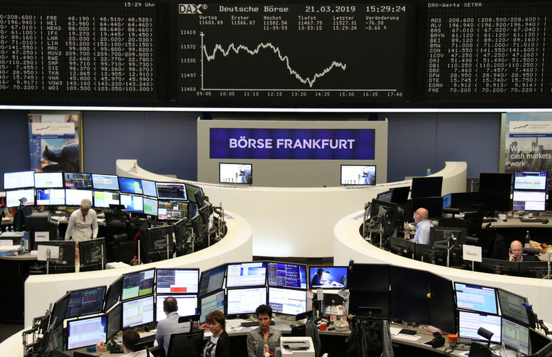 © Reuters. أسهم أوروبا تتراجع تحت ضغط خسائر للبنوك، لكن الأسهم في بورصة لندن تقفز