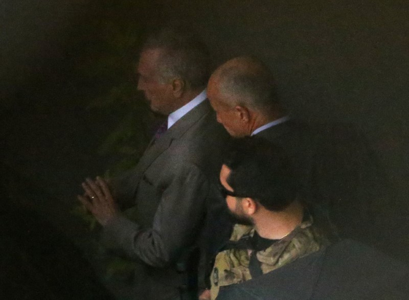 © Reuters. Ex-presidente Michel Temer, no aeroporto de Guarulhos em São Paulo