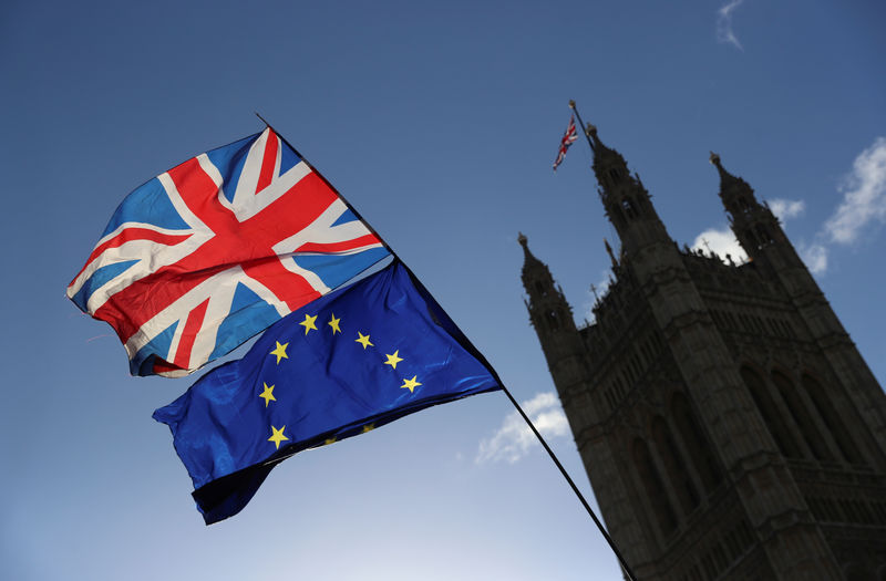 © Reuters. Bandeira do Reino Unido e da União Europeia na frente do Parlamento, em Londres