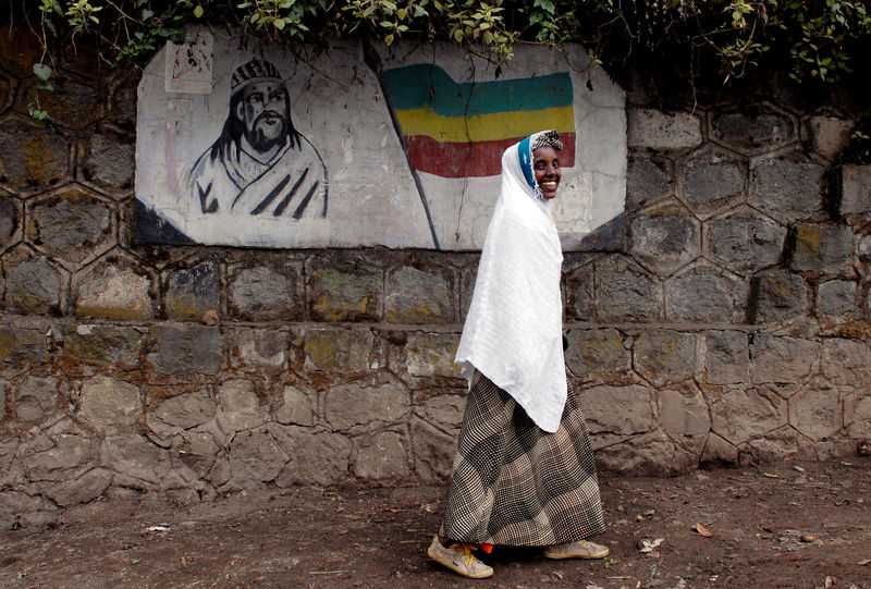 © Reuters. إثيوبيون يحتفلون باسترداد خصلات شعر إمبراطورية من بريطانيا