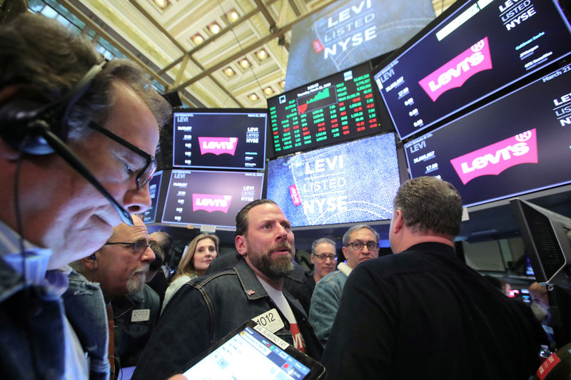 © Reuters. بورصة وول ستريت تغلق مرتفعة بدعم من قفزة لأسهم التكنولوجيا بقيادة أبل
