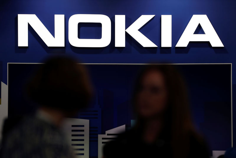 © Reuters. Visitors gather outside the Nokia booth at the Mobile World Congress in Barcelona
