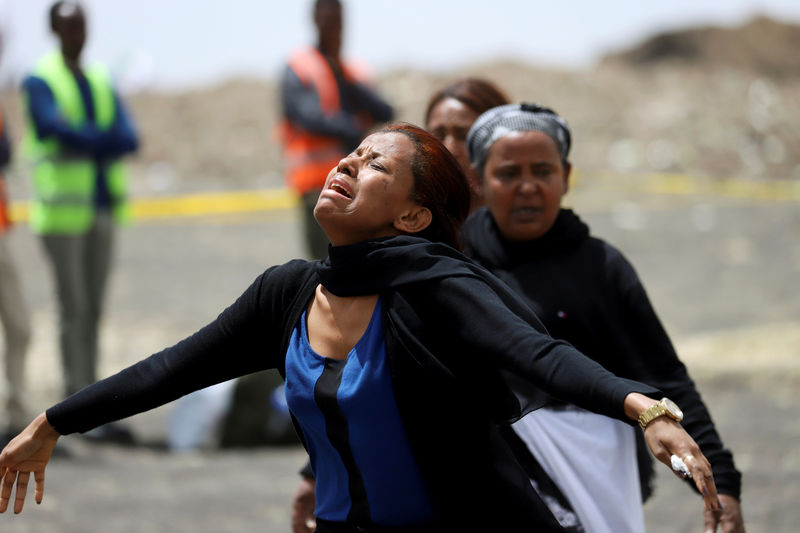 © Reuters. A relative mourns at the scene of the Ethiopian Airlines Flight ET 302 plane crash, near the town Bishoftu