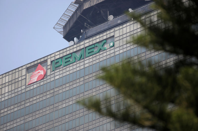 © Reuters. A view of the headquarters of state owned oil company Pemex in Mexico City