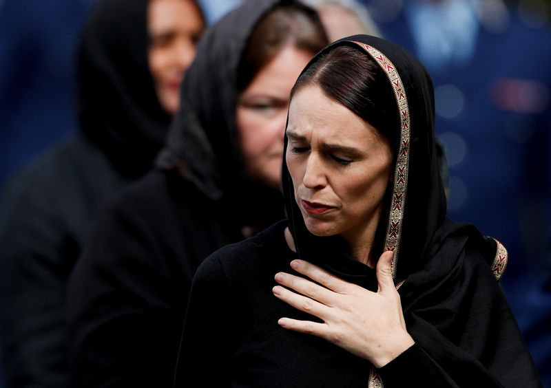 © Reuters. النيوزيلنديون يحيون ذكرى مرور أسبوع على حادث كرايستشيرش بالصلاة والحجاب والصمت